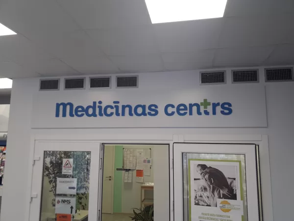 Planšete ar orgstikla burtiem